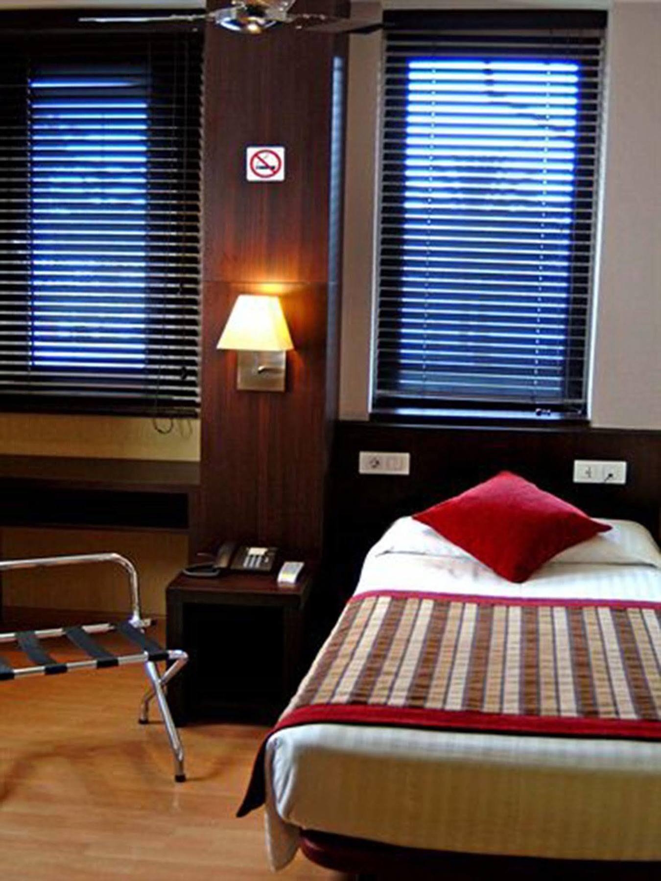 Yomo Hostal Bcn Port Barcelona Exterior photo